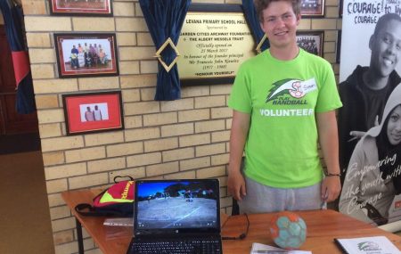 „Meine Erfahrungen als Handball-Freiwilliger!” Kapstadt, 2018-02-08: Simon ist seit 4 Monaten Freiwilliger bei „PLAY HANDBALL ZA“ in Kooperation mit „Learning Reach“ in Lavender Hill, einerm benachteiligten Gebiet in Kapstadt. Er unterrichtet dort Handball an vier Grundschulen (Zerilda Park, Hillwood, Levana, Prince George).