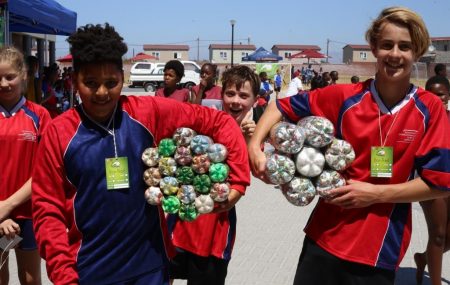 Mehr als Handball! Sport als Mittel um Umweltbewusstsein bei der Jugend zu stärken.  Der Play Handball Supercup ist die erste Handball-Turnier-Serie in Südafrika, die auf einzigartige Weise den Sport mit Bildung und Umweltschutz kombiniert. Nach zwei erfolgreichen jährlichen Veranstaltungen in den Jahren 2016 & 2017 mit über tausend Kindern aus Kapstadt und Johannesburg veranstaltete PLAY […]