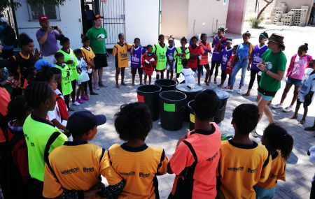 Play Handball wurde von der Initiative for Community Advancement (ICA) eingeladen, am 24. Februar 2019 eine Handball-Session mit knapp 100 Kindern und Jugendlichen in der Karookop Primary School, außerhalb von Eendekuil, Westkap in Südafrika, durchzuführen. Die Jugendlichen wurden in die Grundlagen des Handballsports eingeführt, wie z.B. Passen, Werfen, Prellen, etc. Auch eine Recycling-Komponente gab es […]
