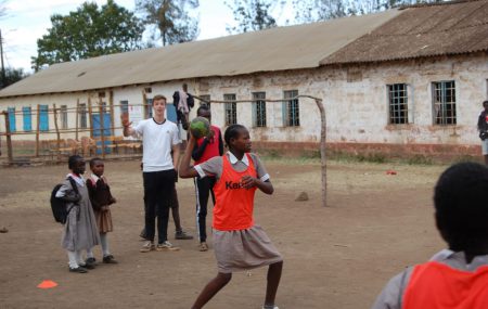 “Man muss einen Weg finden Sachen sehr einfach zu erklären“ Eine Sprachbarriere kann eine große Herausforderung darstellen. Im folgenden Interview berichtet Jasper von seinen Erfahrungen als Freiwilliger in Kenia.