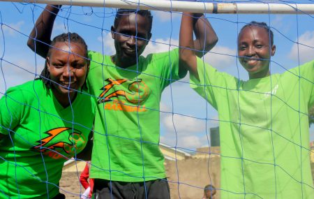 Am 26. November war so einiges los auf dem Sportplatz in Utawala, Kenya. PlayHandball Kenya organisierte mit der Deliverance Church Embakasi das erste Sportfest in Machakos Utawala. Über 150 Kinder nahmen an dem Tag an verschiedenen Handball- und Tchoukballspielen teil, sangen und hatten eine Menge Spaß gemeinsam.