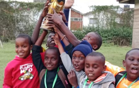 Am 17. August 2024 veranstaltete das PLAY HANDBALL Kenya-Team ein unglaubliches Supercup-Turnier an der SOS Schule in Buruburu, Nairobi. Bei diesem Event kamen 200 begeisterte Teilnehmer aus 21 Teams aus verschiedenen Regionen, darunter Thika, Juja, Machakos, Korogocho und Buruburu, zusammen. Mit der Unterstützung von 35 Führungskräften, einschließlich des talentierten Handballteams der Strathmore University, war der […]