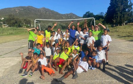 „Wann spielen wir endlich wieder ein lekker Handballspiel?“ – Diese begeisterte Frage hörten wir in den letzten drei Monaten jeden Dienstag und Donnerstag während unserer Handball-Nachmittagsstunden von den Kindern. Ihr Traum, an einem echten Turnier teilzunehmen, wurde am 14. November Wirklichkeit. Dank des Engagements von Salome und Liv, Freiwillige von PLAY HANDBALL bei der „Piketberg […]