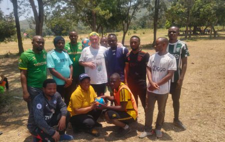 PLAY HANDBALL nutzt Handball als Werkzeug für soziale Entwicklung in Afrika – gemeinsam mit Partnerorganisationen wie Go4Goals und unterstützt von engagierten Freiwilligen aus aller Welt. Einer davon ist Wolf Meyer-Hagen, 82 Jahre alt, jahrelang Leiter der Handballabteilung und jetziger Ehrenpräsident der Handballabteilung des KSV AJAX Köpenick und ein echtes Urgestein des Berliner Handballs. Im Frühjahr […]